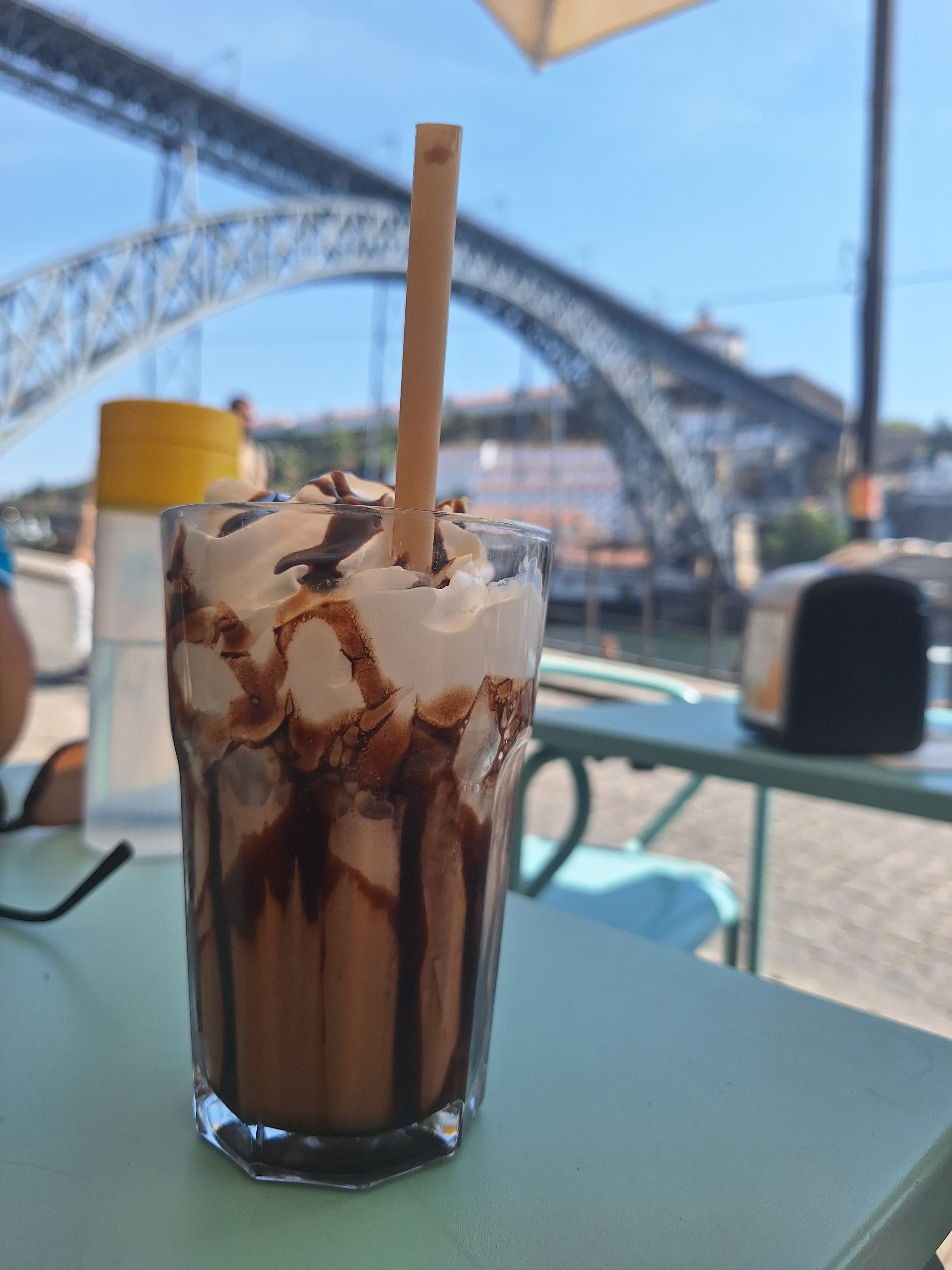 Ijskoude chocoladeshake bij Ponte Dom Luís I Porto
