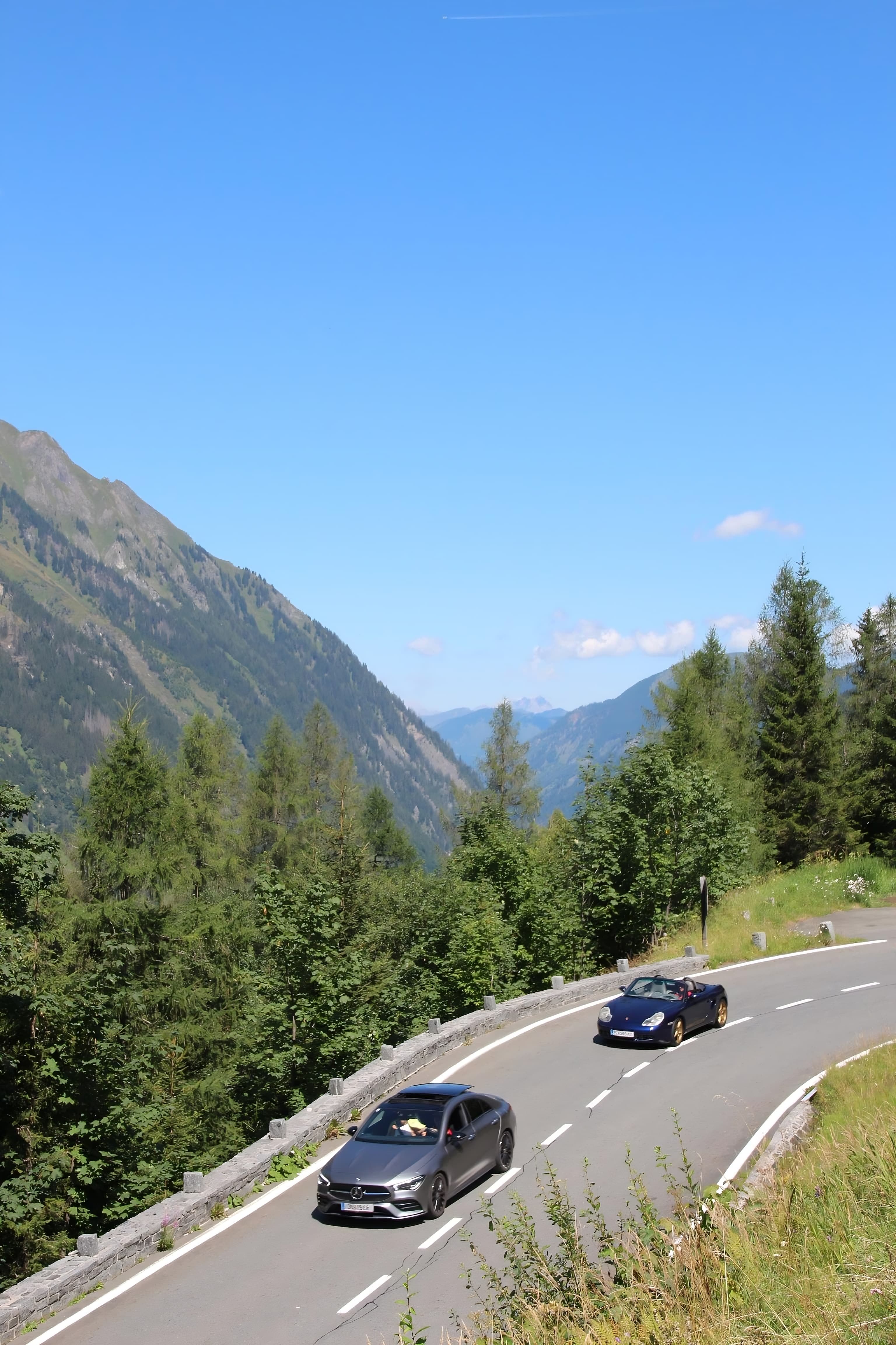 Weg met bergen op achtergrond