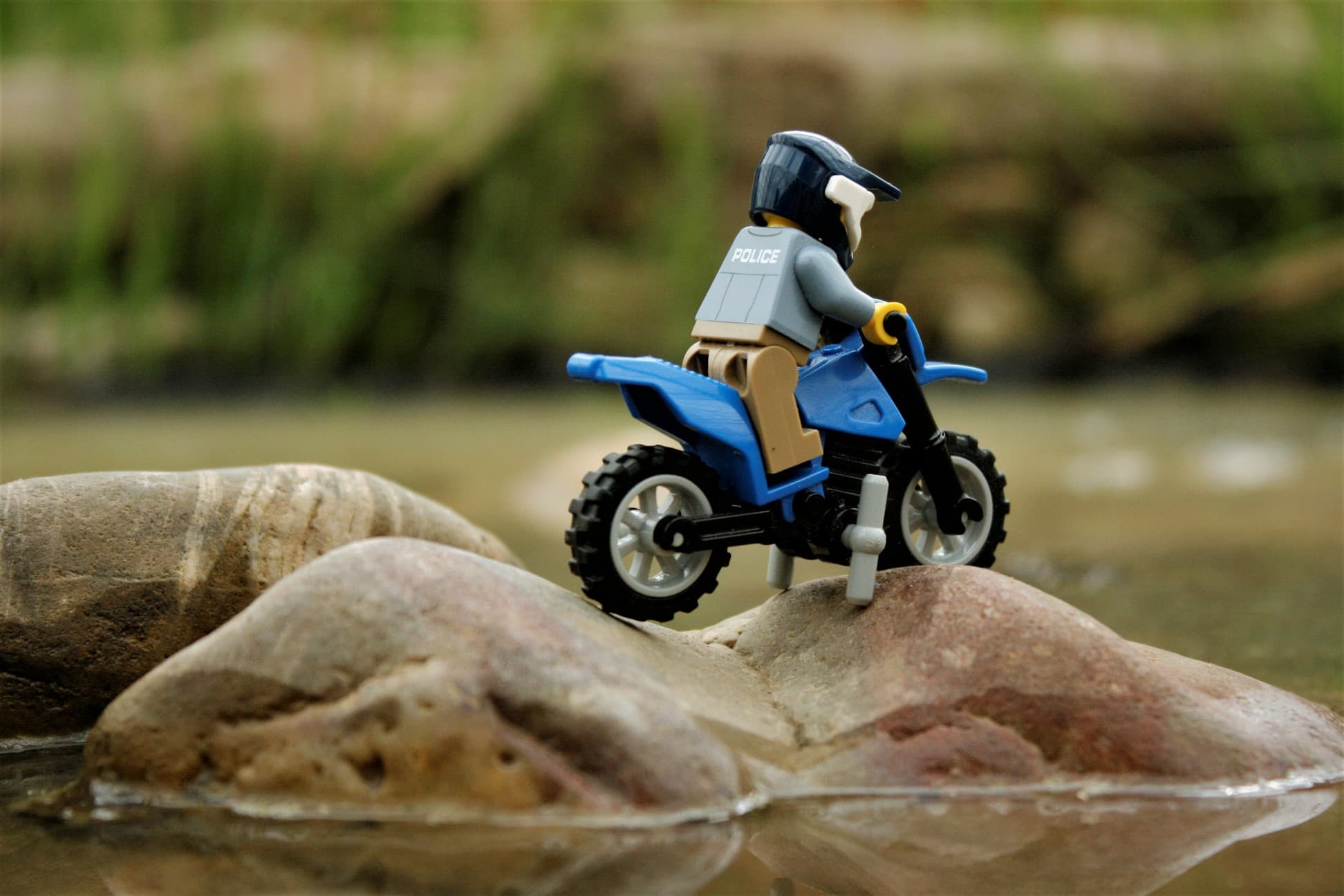 Motor Cross Bij een Rivier in de Natuur