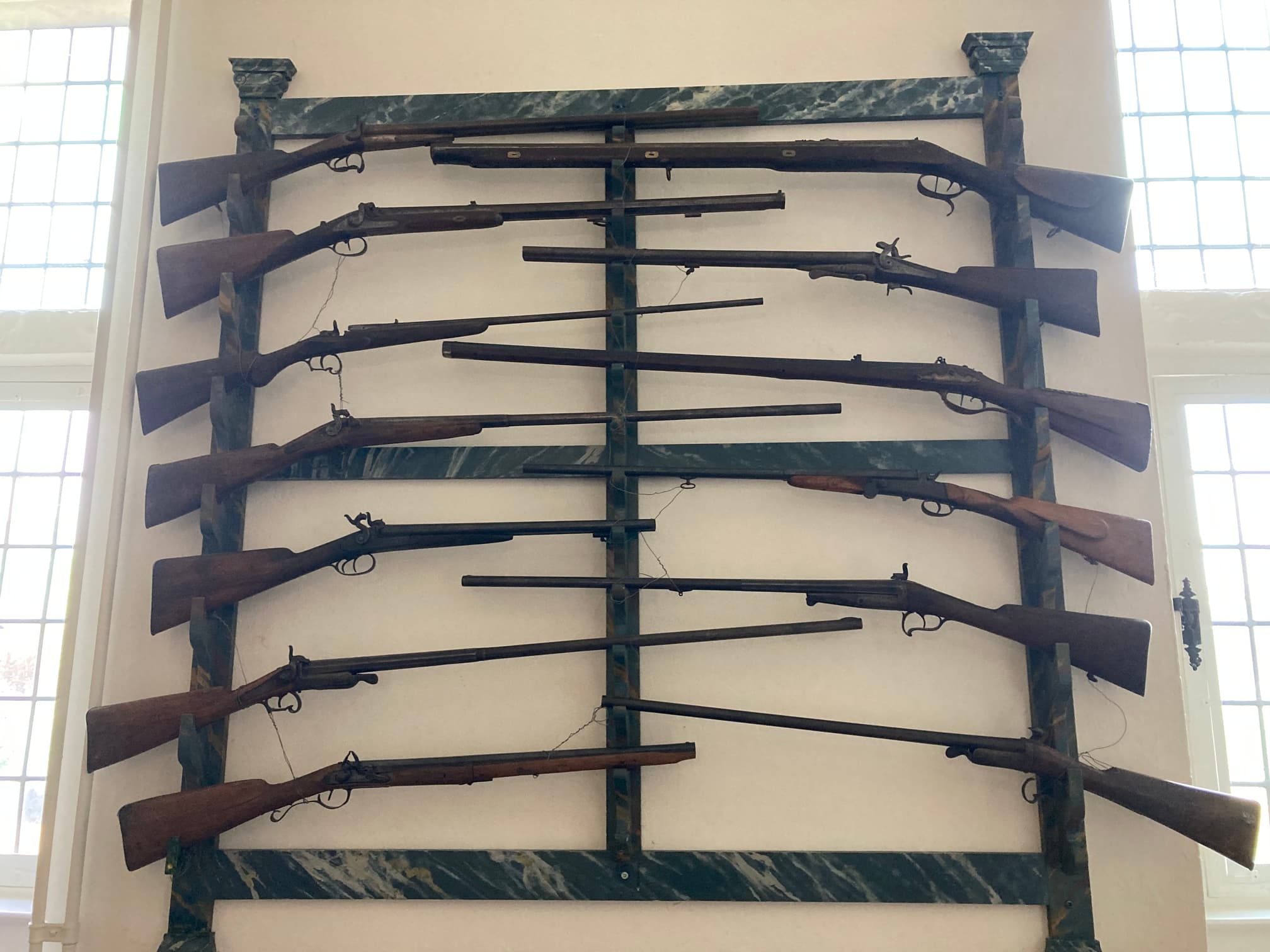 Muurdecoratie wapenrek