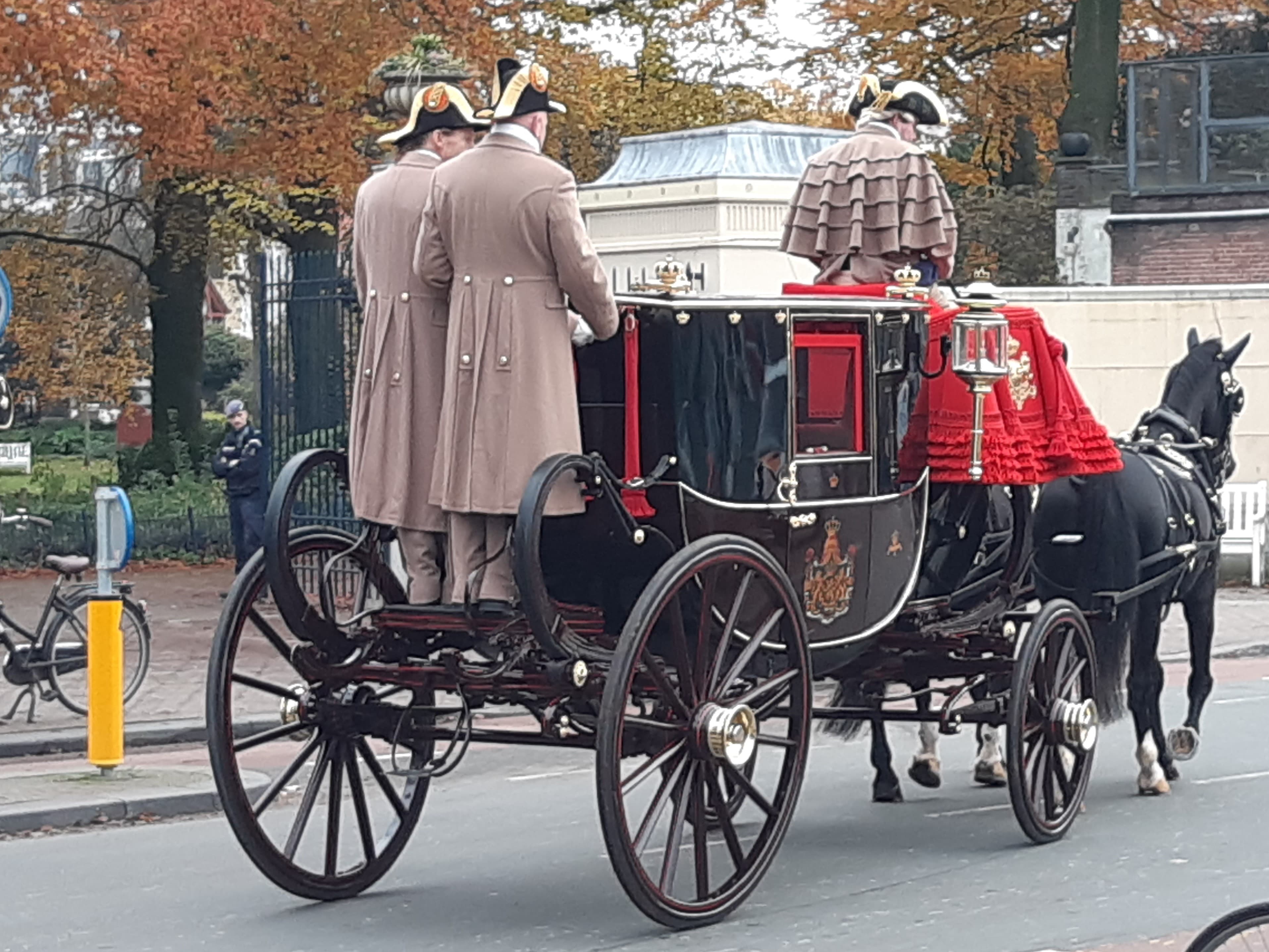 Koets bij paleis tuin Den Haag