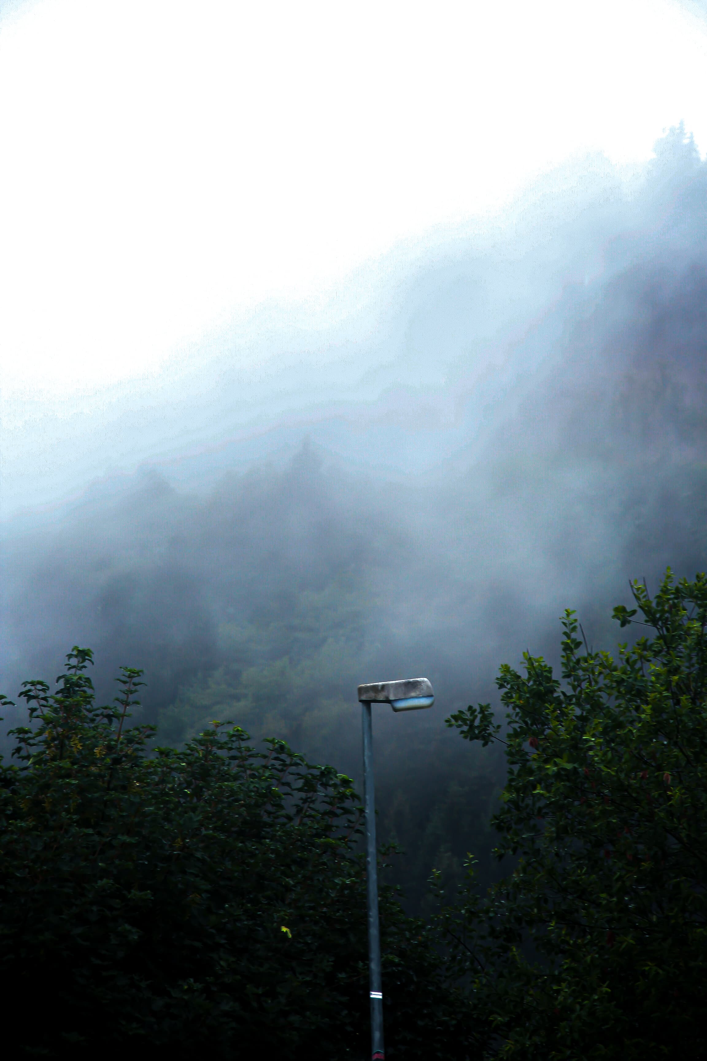 Mist op camping met berg achtergrond