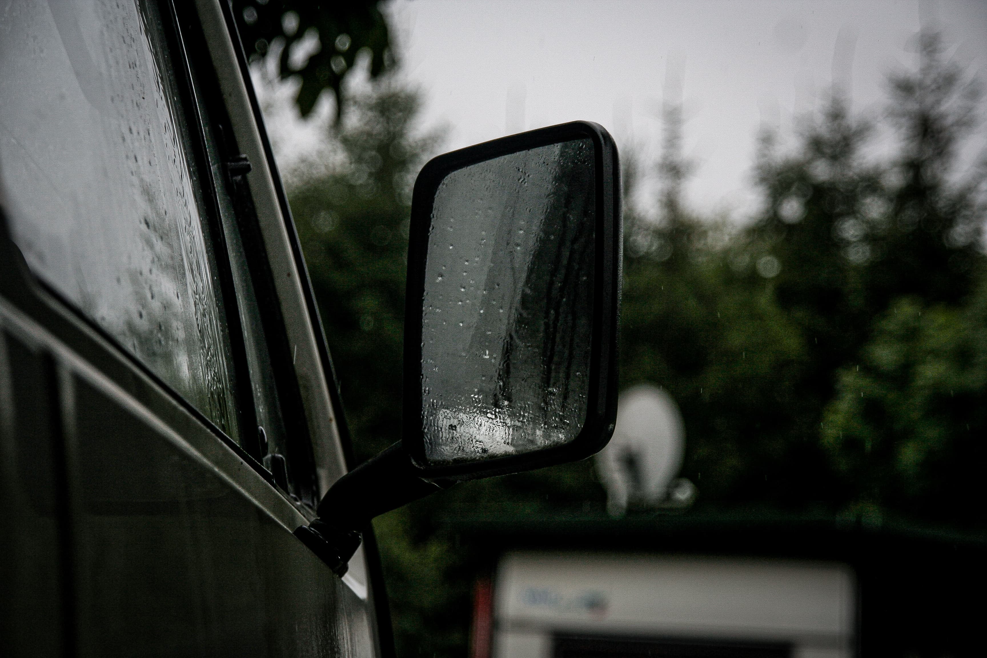 Regen op een auto spiegel